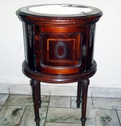 Criado Mudo Oval Antigo Em Madeira Década De 50 com espelho- Piniqueira - Mancha de madeira