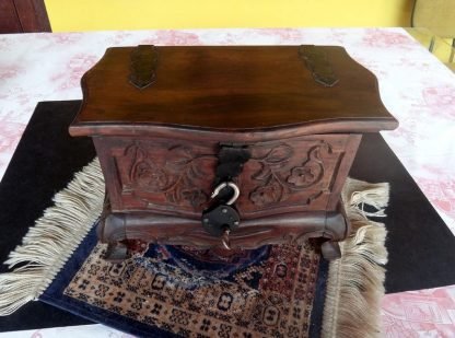 Lindo mini Baú, Porta Jóias, em madeira entalhada, pernas Cabriolet