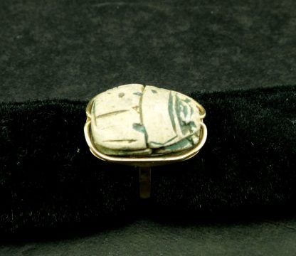 Belíssimo anel de ouro 18K, adornado por antigo escaravelho egípcio