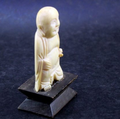 Estatueta em marfim de Hotei, deus chinês da magnanimidade, Buda da Prosperidade