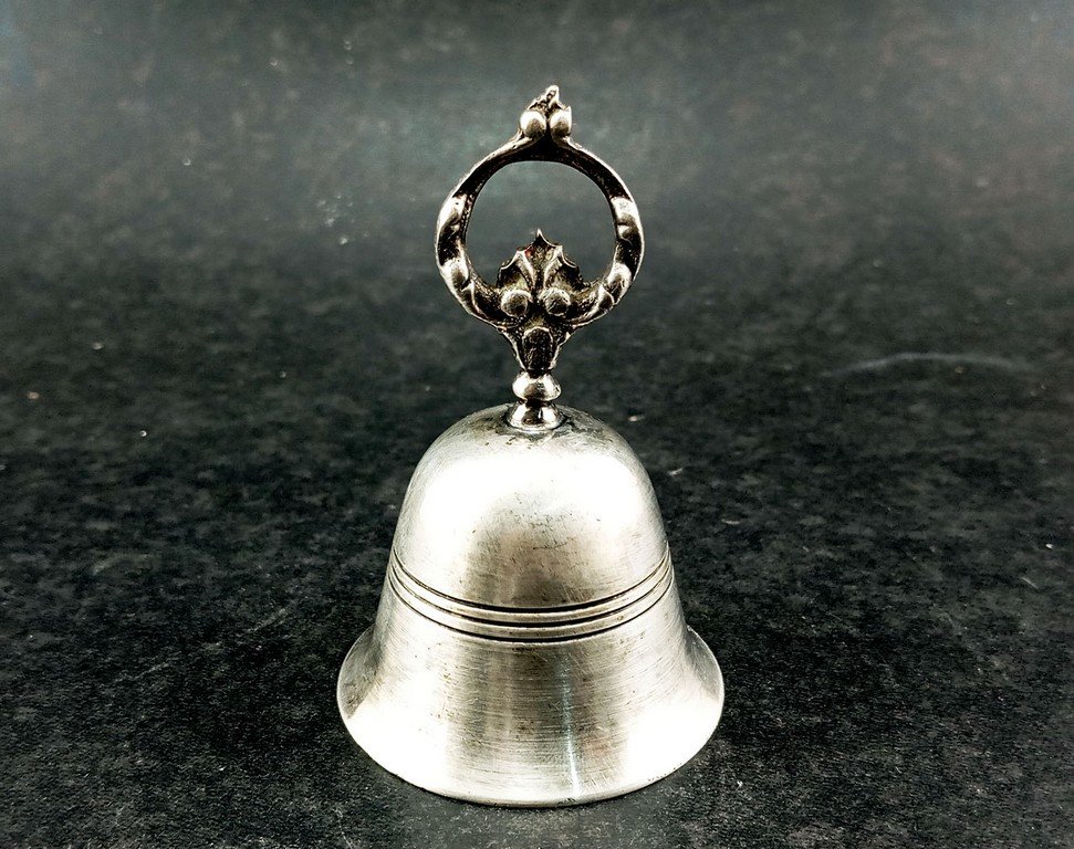 Delicado e potente Sino de mesa espessurado a prata 8cm - Familia Muda